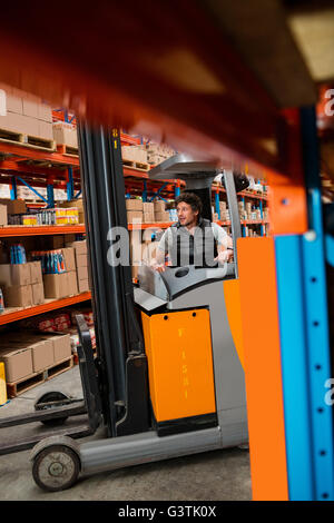 Lager Arbeiter fahren Gabelstapler Stockfoto