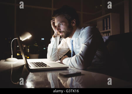 Geschäftsmann, arbeiten in der Nacht Stockfoto