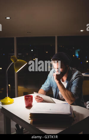 Hipster mit einem Tabletcomputer Stockfoto