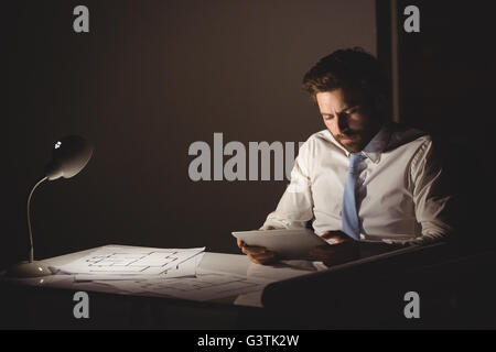 Geschäftsmann mit Tablet in der Nacht Stockfoto