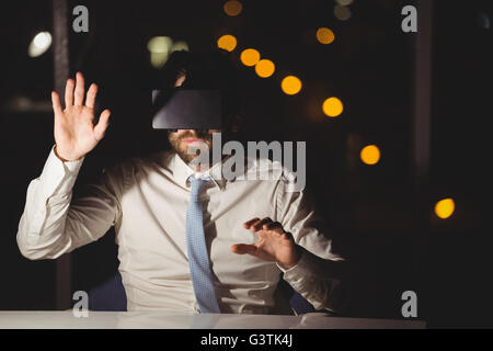 Geschäftsmann mit virtual-Reality-Gerät Stockfoto