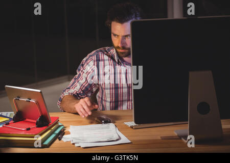 Hipster mit Computer und Tablet-computer Stockfoto
