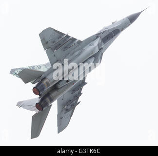 LEEUWARDEN, Niederlande - 10. Juni 2016: Slowakische Luftwaffe MiG-29 Fulcrum während einer Demonstration auf dem königlichen Niederlande-Air Stockfoto