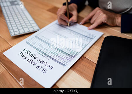 Leute, die über eine Rutsch- und Sturz Verletzungen Bericht schreiben Stockfoto