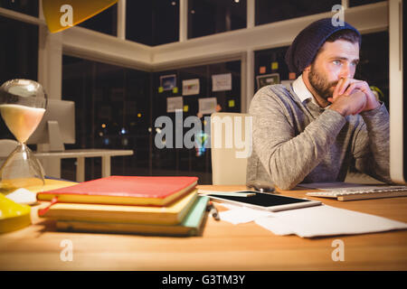 Konzentrierte Hipster Blick auf computer Stockfoto