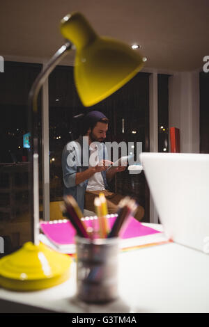 Hipster mit einem Tabletcomputer Stockfoto