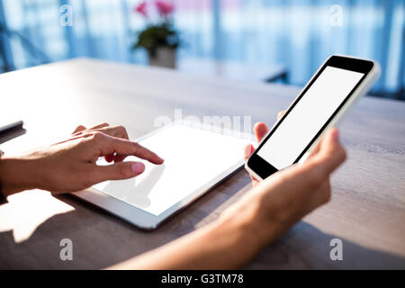 Geschäftsleute, die mit einem Tablet-PC und smartphone Stockfoto