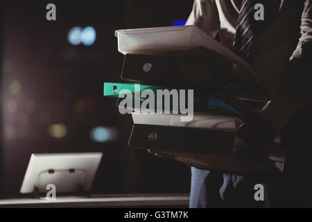 Geschäftsmann mit Ordner in der Nacht Stockfoto