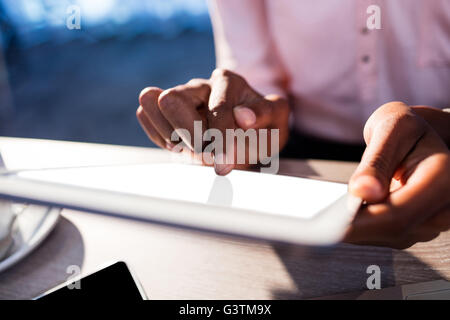 Geschäftsleute, die mit einem Tabletcomputer Stockfoto
