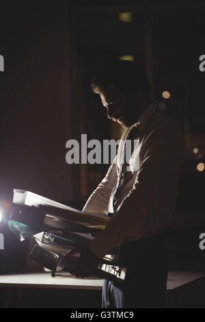 Geschäftsmann mit Ordner in der Nacht Stockfoto