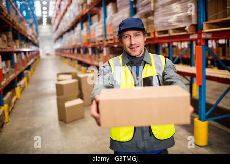 Lagerarbeiter, halten eine kleine box Stockfoto