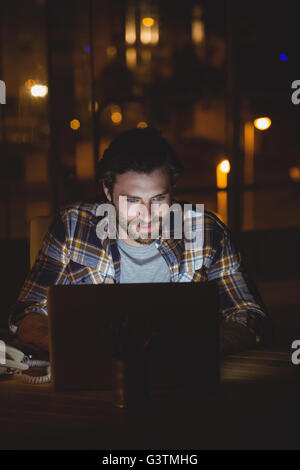 Geschäftsmann mit Laptop in der Nacht Stockfoto