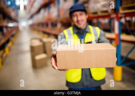 Lagerarbeiter, halten eine kleine box Stockfoto