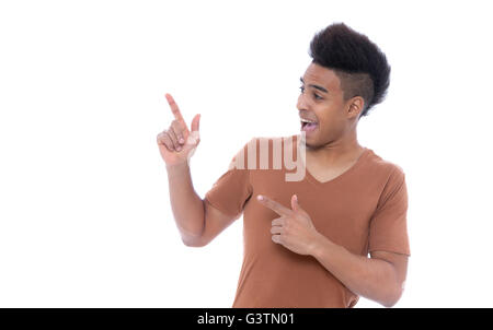 Porträt einer afroamerikanischen Jüngling Loking an etwas. Isoliert auf weißem Hintergrund Bild. Stockfoto