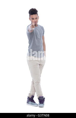 Hübscher junger Afro Mann zeigte auf Kamera mit seiner Hand wie eine Waffe. Stockfoto