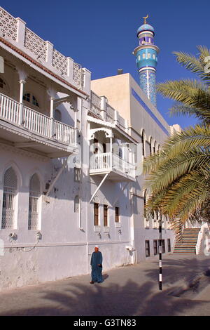 Ein omanischen Mann zu Fuß vor Sur Al Lewatia Mosque in Muttrah, Muscat, Oman Stockfoto