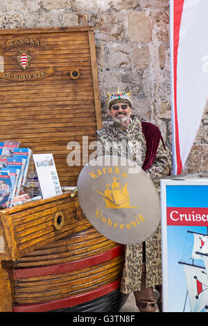 Ein Vertriebsmitarbeiter gekleidet in traditionellen kroatischen Kostüm Verkauf Tickets für Sehenswürdigkeiten in Dubrovnik, Kroatien Stockfoto