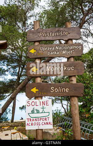 Ein Holzschild im Nationalpark Mljet, Kroatien Stockfoto