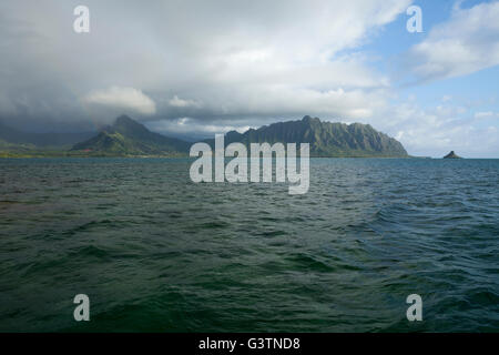 Blick auf Kualoa, die Koolau Mountains und die Insel Mokoli'i (früher bekannt als der veraltete Begriff „Chinaman's hat“) von Ahu o laka (Kaneohe Bay Sandbar) Stockfoto