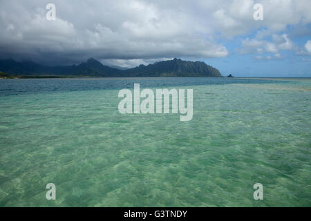 Blick auf Kualoa, die Koolau Mountains und die Insel Mokoli'i (früher bekannt als der veraltete Begriff „Chinaman's hat“) von Ahu o laka (Kaneohe Bay Sandbar) Stockfoto