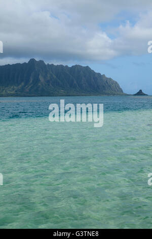 Blick auf Kualoa, das Koolau-Gebirge und die Insel MokoliÊ»i (früher bekannt als der veraltete Begriff â€˜Chinamanâ€™s Hatâ€™) ab Ahu o laka (Kaneohe Bay Sandbar) Stockfoto