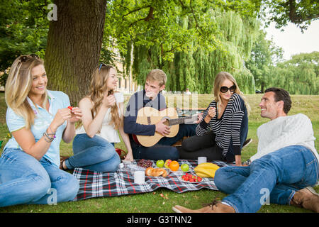 Freunden ein Picknick am Ufer des Flusses Cam in Cambridge. Stockfoto