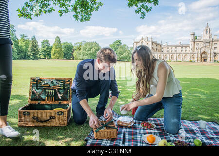 Freunden ein Picknick am Ufer des Flusses Cam in Cambridge. Stockfoto