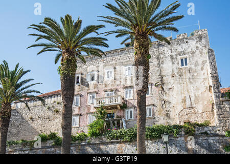 ein Gebäude innerhalb der historischen Mauern umgebene Stadt Korcula auf der Insel Korcula, Kroatien Stockfoto