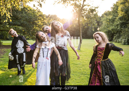 Kinder stellen in Zombie Kostüme für Halloween-Nacht. Stockfoto