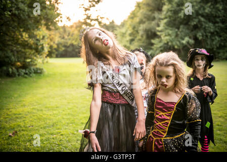 Zwei Kinder gekleidet im Kostüm für Halloween-Nacht. Stockfoto