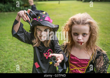 Zwei Kinder gekleidet im Kostüm für Halloween-Nacht. Stockfoto