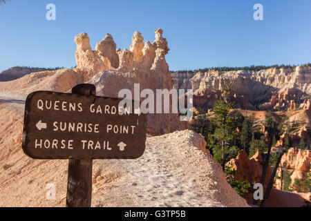 Holzschild am Queens Garden Trail in Bryce-Canyon-Nationalpark, Utah, USA Stockfoto