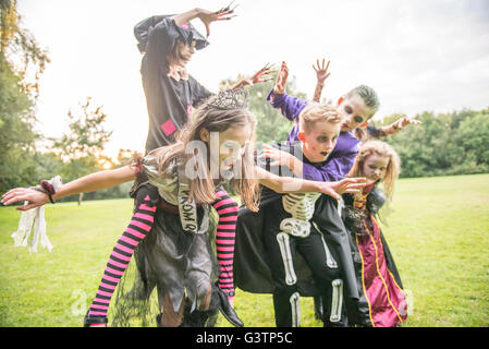Kinder als Zombies verkleidet für Halloween-Nacht. Stockfoto