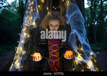 Ein Kind gekleidet im Kostüm für Halloween-Nacht. Stockfoto