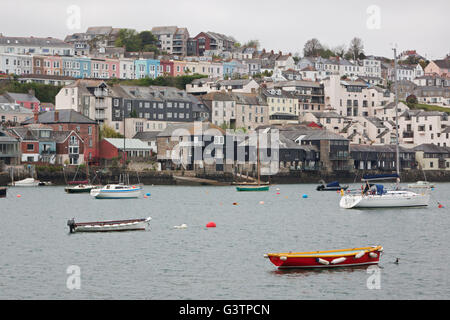 Terrassen der Häuser auf der steilen Böschung mit Blick auf den Tiefwasser-Hafen von Falmouth in Cornwall UK Stockfoto