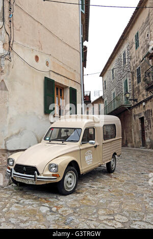 Alten Citroen Sommer Van der Durchführung Moix Olivenöl Werbung, Valldemossa, Mallorca Stockfoto