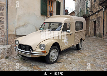 Alten Citroen Sommer Van der Durchführung Moix Olivenöl Werbung, Valldemossa, Mallorca Stockfoto