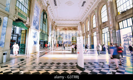 Portugal, Oporto: Historische Fliesen an den Wänden des Hauptbahnhofs Eingang Halle von Sao Bento Stockfoto