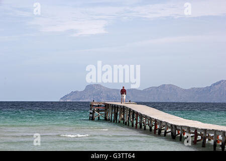 Mann stand am Ende der Mole, Blick auf das Meer. Stockfoto