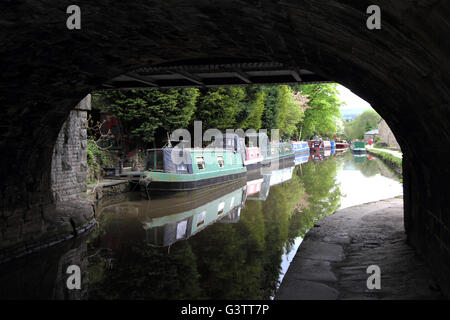 Narrowboats vertäut am Rochdale Kanal, Hebden Bridge Stockfoto