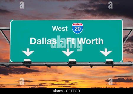 Dallas Ft Wert Interstate 20 West Autobahn Schild mit Sonnenaufgang Himmel. Stockfoto