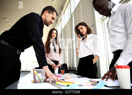 Bild von Geschäftspartnern Dokumente und Ideen diskutieren Stockfoto