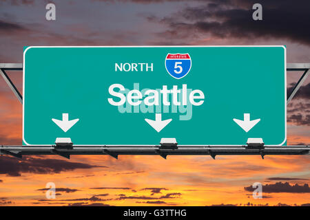 Seattle Interstate 5 Nord Autobahn Schild mit Sonnenaufgang Himmel. Stockfoto