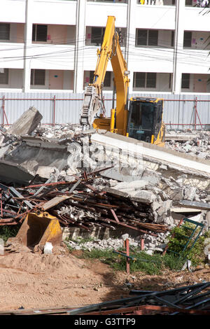 Luft Extraktionssystem hydraulische Hammer auf Abriss von Altbauten Stockfoto