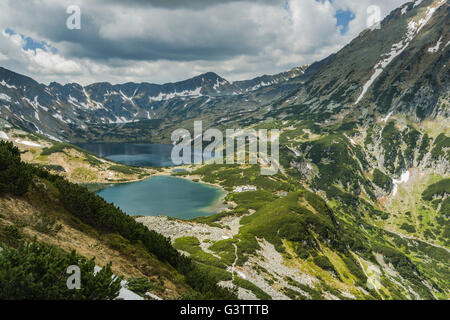 Frühsommer am Hikking trial in Polen-Tatra-Bereich, Panorama Blick über Seen Tal. Stockfoto