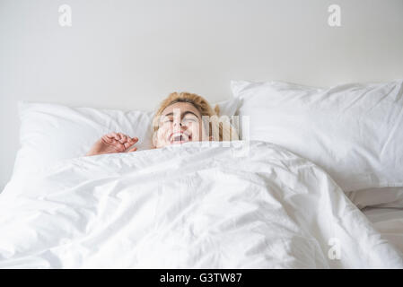 Junges Paar Lesen Im Bett Stockfoto, Bild: 8574749 - Alamy