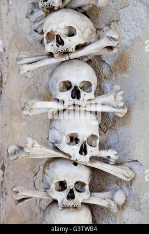Schädel und Knochen Dekoration in Sedlec Ossary in der Nähe von Kutná Hora, Tschechische Republik Stockfoto
