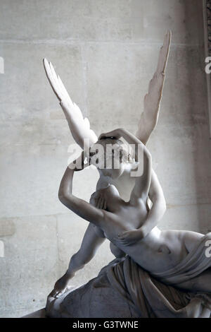 Canovas Marmorstatue von Amor und Psyche in einer Umarmung im Louvre in Paris Frankreich Stockfoto