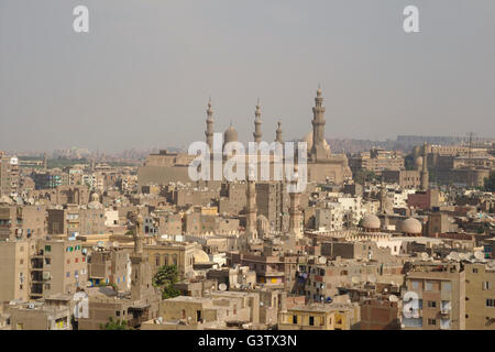 Moschee und Madrasa Sultan Hassan, Blick vom Minarett der Moschee Ibn Tulun, Kairo, Ägypten Stockfoto