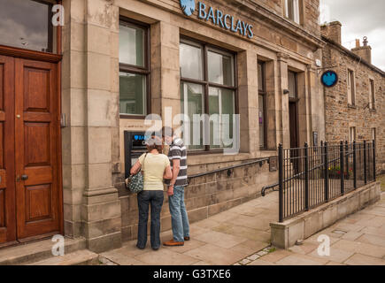 Eine Filiale der Barclays Bank inmitten der ländlichen Dorf Middleton in Teesdale, England, Vereinigtes Königreich mit Mann und Frau am Geldautomat Stockfoto